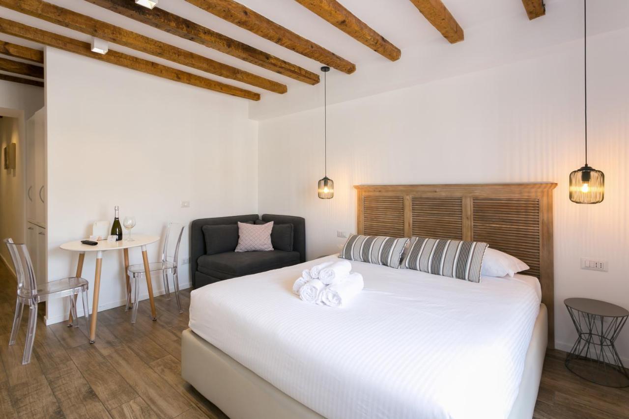 Navigli - Vigevano 45 & Casale 3A Studios Milano Værelse billede